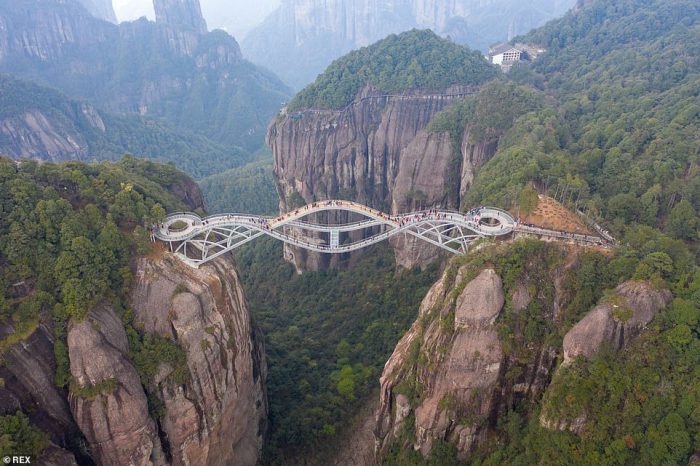 Scariest-Bridge-In-The-World-1-700x466-1 (2)